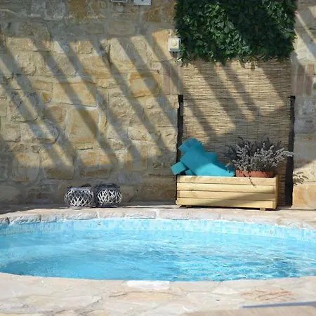 Sleeps 6 With Pool Air Con And Wifi