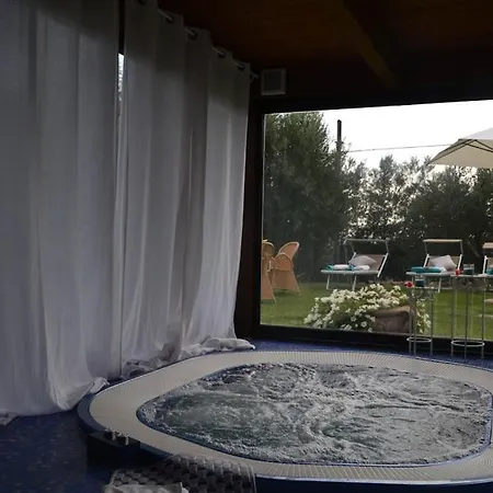 Sleeps 6 With Pool Air Con And Wifi